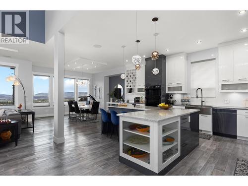 1088 Clarance Avenue, Kelowna, BC - Indoor Photo Showing Kitchen With Upgraded Kitchen