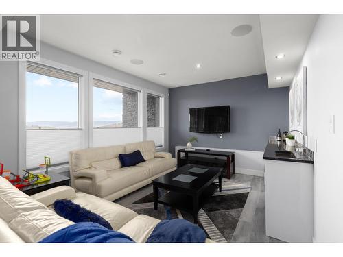 1088 Clarance Avenue, Kelowna, BC - Indoor Photo Showing Living Room