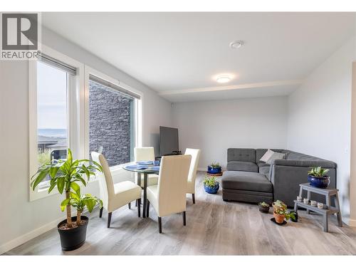 Mortgage helper or for family - 1088 Clarance Avenue, Kelowna, BC - Indoor