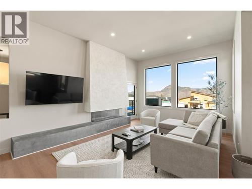 2256 Coldwater Drive, Kamloops, BC - Indoor Photo Showing Living Room