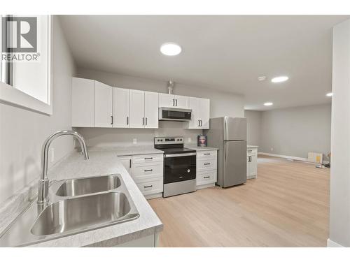 2256 Coldwater Drive, Kamloops, BC - Indoor Photo Showing Kitchen With Double Sink