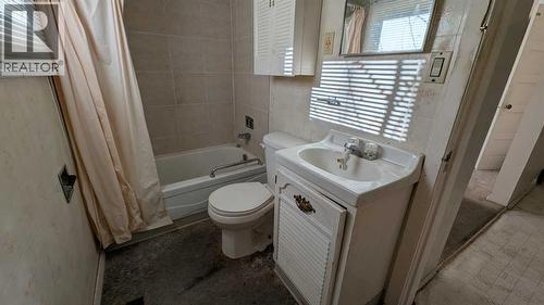 5209 48 Street, Strome, AB - Indoor Photo Showing Bathroom