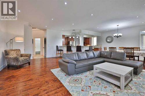 213 E 350 S, Raymond, AB - Indoor Photo Showing Living Room