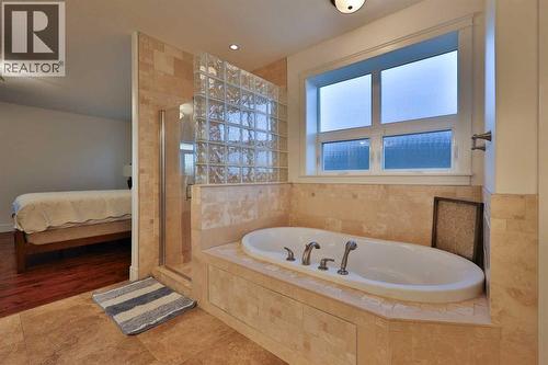 213 E 350 S, Raymond, AB - Indoor Photo Showing Bathroom