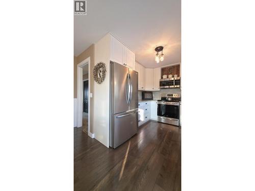 6958 St Anthony Crescent, Prince George, BC - Indoor Photo Showing Kitchen