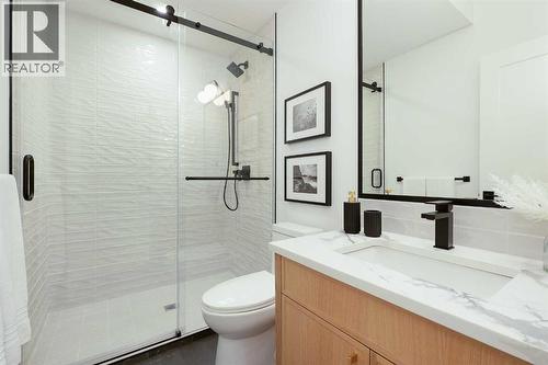 1807 Broadview Road Nw, Calgary, AB - Indoor Photo Showing Bathroom