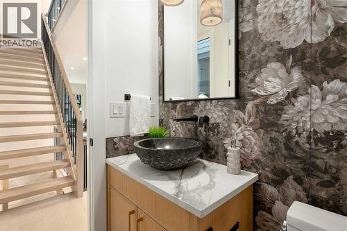 1807 Broadview Road Nw, Calgary, AB - Indoor Photo Showing Bathroom