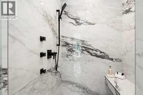 1807 Broadview Road Nw, Calgary, AB - Indoor Photo Showing Bathroom