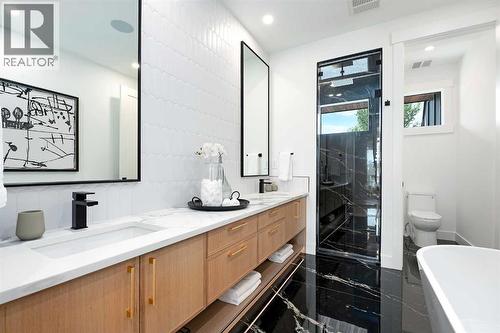 1807 Broadview Road Nw, Calgary, AB - Indoor Photo Showing Bathroom