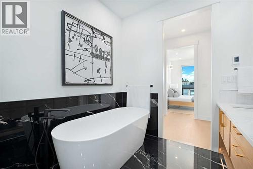 1807 Broadview Road Nw, Calgary, AB - Indoor Photo Showing Bathroom