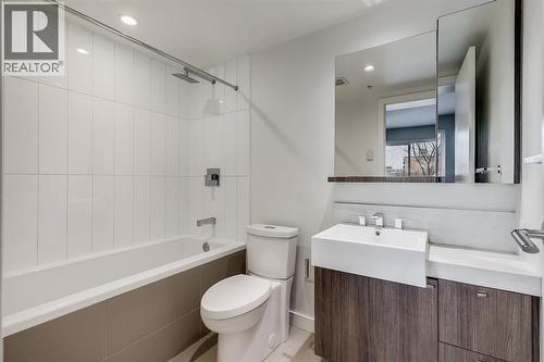 638 14 Avenue Sw, Calgary, AB - Indoor Photo Showing Bathroom