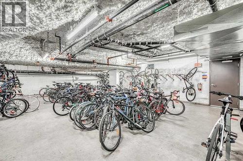638 14 Avenue Sw, Calgary, AB - Indoor Photo Showing Garage
