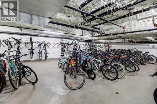 638 14 Avenue Sw, Calgary, AB - Indoor Photo Showing Garage
