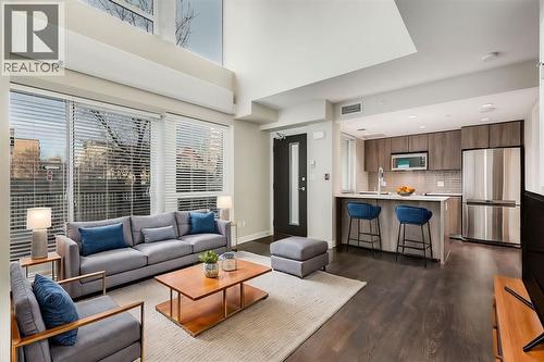 638 14 Avenue Sw, Calgary, AB - Indoor