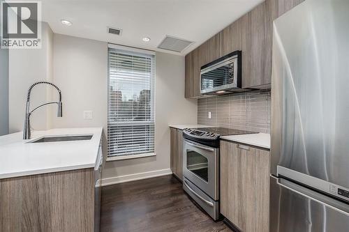638 14 Avenue Sw, Calgary, AB - Indoor Photo Showing Kitchen With Upgraded Kitchen