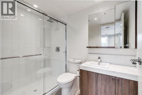638 14 Avenue Sw, Calgary, AB - Indoor Photo Showing Bathroom