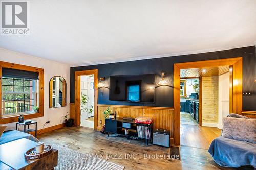 2929 Cornish Hollow Road, Hamilton Township, ON - Indoor Photo Showing Living Room