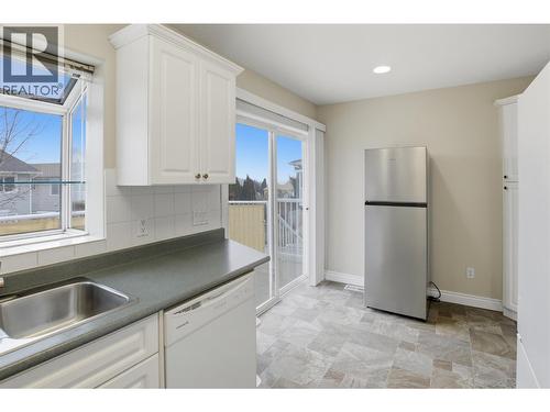 1938 Manning Court, Kamloops, BC - Indoor Photo Showing Kitchen