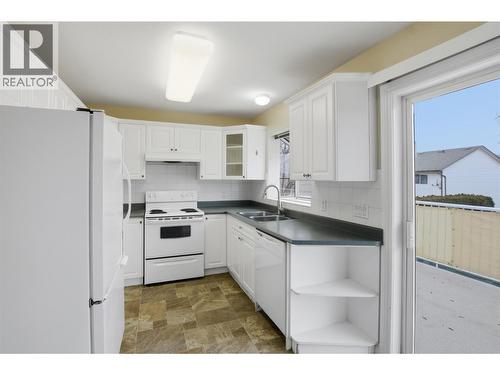 1938 Manning Court, Kamloops, BC - Indoor Photo Showing Kitchen With Double Sink
