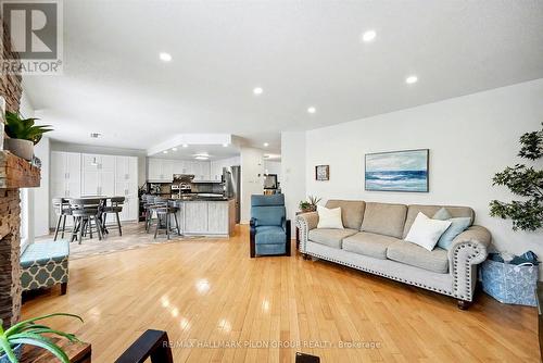 2112 Sandy Oaks Drive, Ottawa, ON - Indoor Photo Showing Living Room