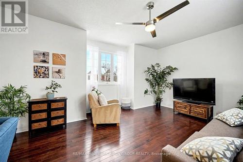 2112 Sandy Oaks Drive, Ottawa, ON - Indoor Photo Showing Living Room