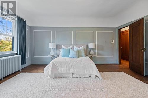 1520 Pinetree Crescent, Mississauga, ON - Indoor Photo Showing Bedroom