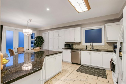 68 Grandlea Crescent, Markham, ON - Indoor Photo Showing Kitchen