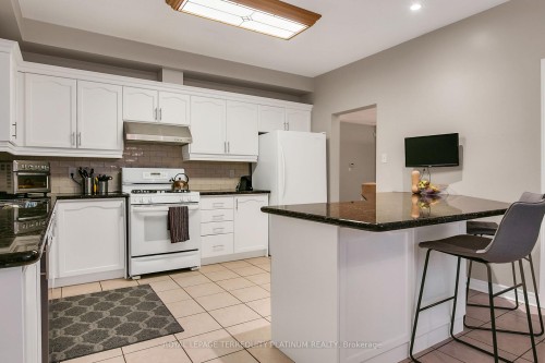 68 Grandlea Crescent, Markham, ON - Indoor Photo Showing Kitchen