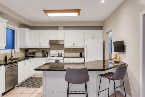 68 Grandlea Crescent, Markham, ON - Indoor Photo Showing Kitchen With Double Sink