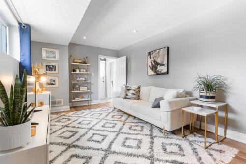1469 Hillgrove Road, Mississauga, ON - Indoor Photo Showing Living Room