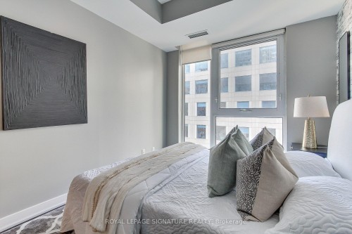 618-199 Richmond Street W, Toronto, ON - Indoor Photo Showing Bedroom