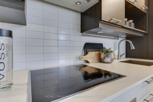 618-199 Richmond Street W, Toronto, ON - Indoor Photo Showing Kitchen