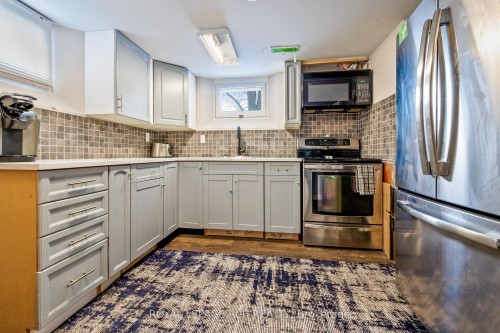 6 Sullivan Drive, New Tecumseth, ON - Indoor Photo Showing Kitchen With Upgraded Kitchen