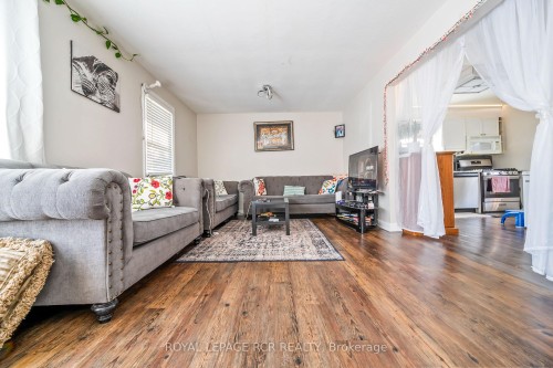 6 Sullivan Drive, New Tecumseth, ON - Indoor Photo Showing Living Room