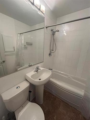 18 550 Corydon Avenue, Winnipeg, MB - Indoor Photo Showing Bathroom