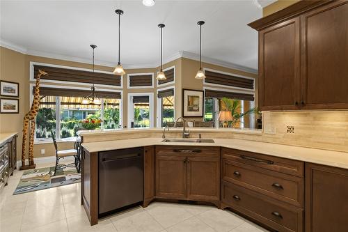 3992 Gallaghers Parkway, Kelowna, BC - Indoor Photo Showing Kitchen