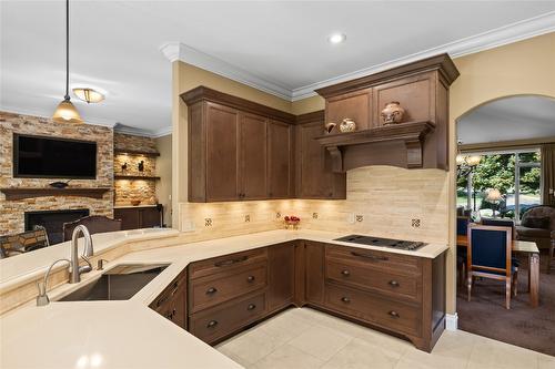 3992 Gallaghers Parkway, Kelowna, BC - Indoor Photo Showing Kitchen