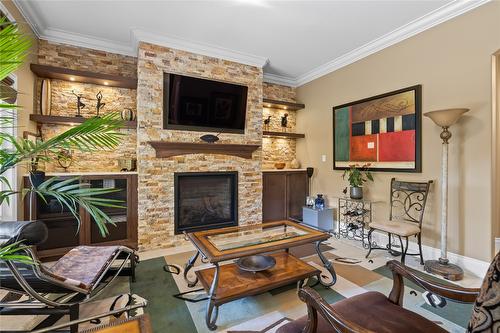 3992 Gallaghers Parkway, Kelowna, BC - Indoor Photo Showing Living Room With Fireplace