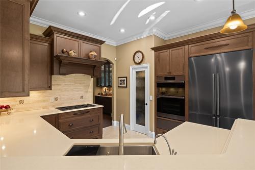 3992 Gallaghers Parkway, Kelowna, BC - Indoor Photo Showing Kitchen