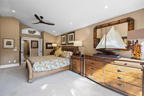 3992 Gallaghers Parkway, Kelowna, BC - Indoor Photo Showing Bedroom