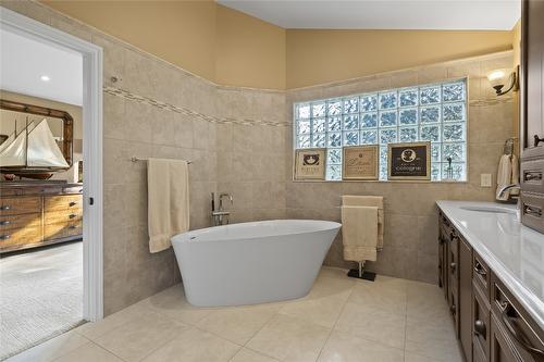 3992 Gallaghers Parkway, Kelowna, BC - Indoor Photo Showing Bathroom