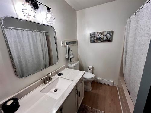 203 7Th Avenue, Nakusp, BC - Indoor Photo Showing Bathroom
