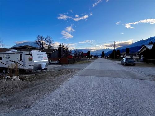 203 7Th Avenue, Nakusp, BC - Outdoor