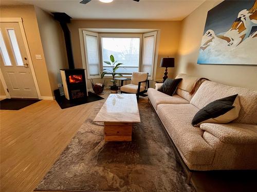 203 7Th Avenue, Nakusp, BC - Indoor Photo Showing Living Room With Fireplace
