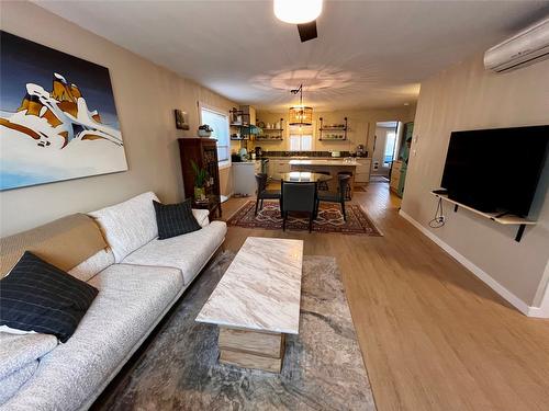 203 7Th Avenue, Nakusp, BC - Indoor Photo Showing Living Room