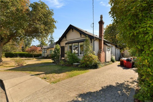 1715 Carrick St, Victoria, BC 