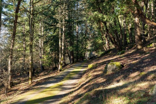 1183-1193 Hillgrove Rd, North Saanich, BC 