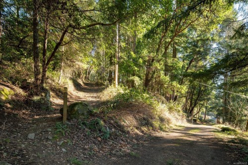 1183-1193 Hillgrove Rd, North Saanich, BC 