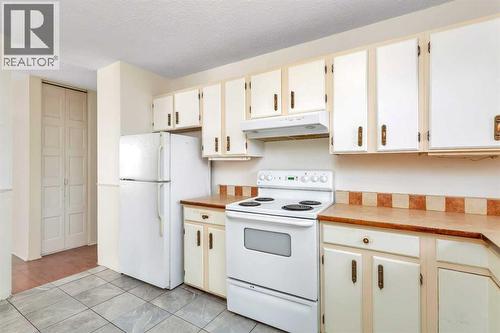 48 Halladay Avenue, Red Deer, AB - Indoor Photo Showing Kitchen