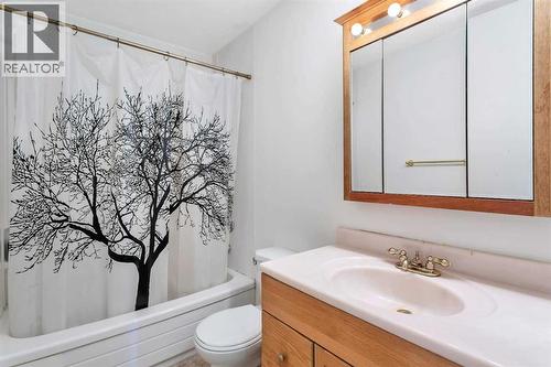 48 Halladay Avenue, Red Deer, AB - Indoor Photo Showing Bathroom